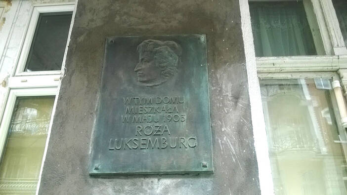 Einzige Rosa-Luxemburg-Gedenktafel in Polen ist an ihren Platz zurückgekehrt